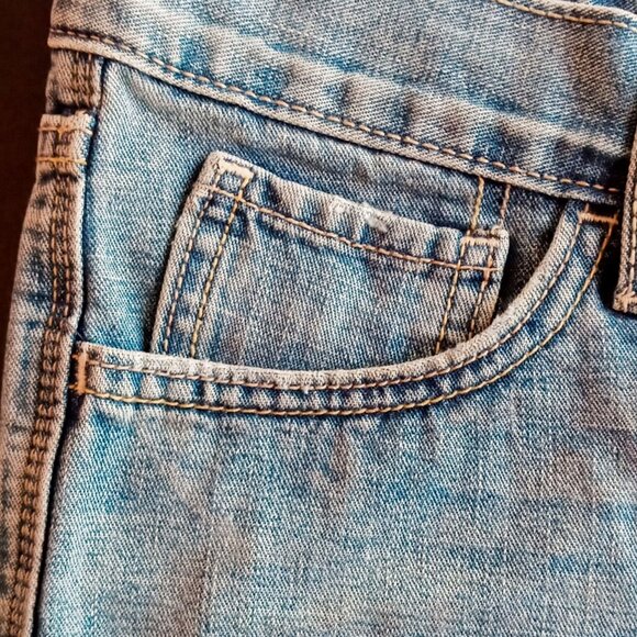 Cute Old Navy Women’s Light Wash Lowrise 3.5” Inseam 5 Pocket Jean Shorts Sz 12 - Picture 5 of 11